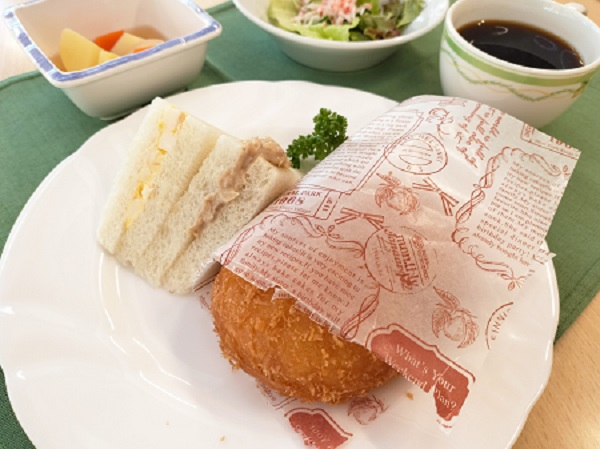 6月8日昼食Bメニュー　カレーパン＆サンドイッチ🍞